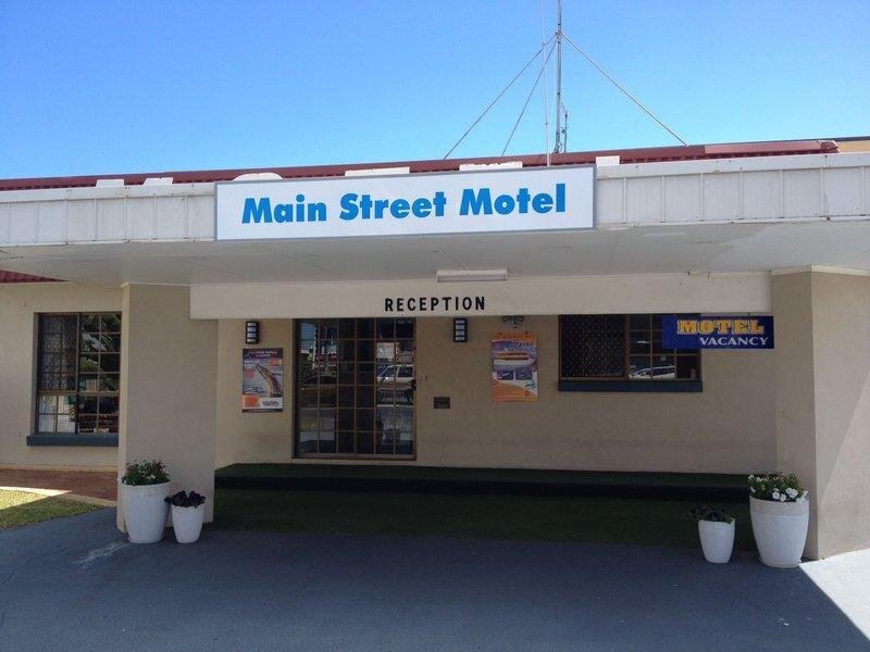 Четырёхместная семейная студия Main Street Motel