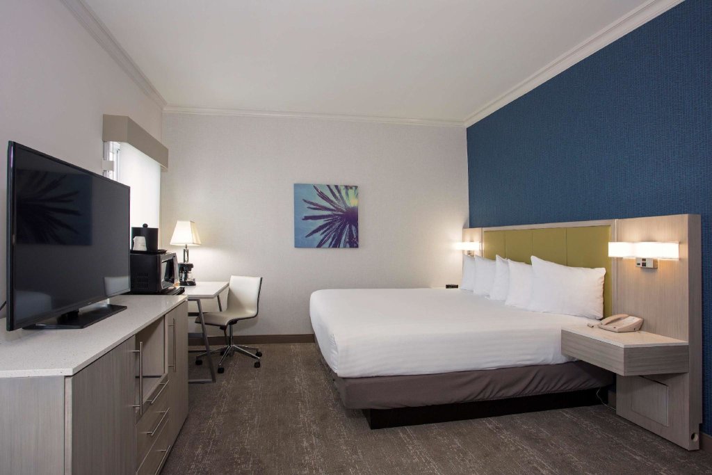 Кровать в общем номере SureStay Hotel by Best Western Santa Monica