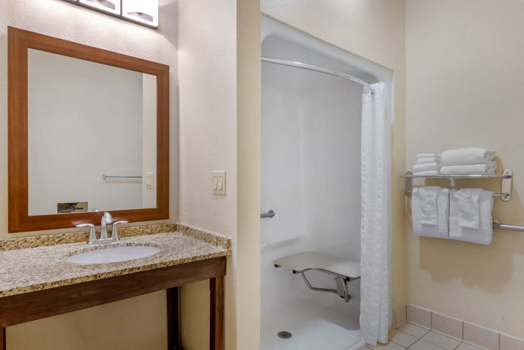 Четырёхместный номер Standard Comfort Suites Near Universal Orlando Resort