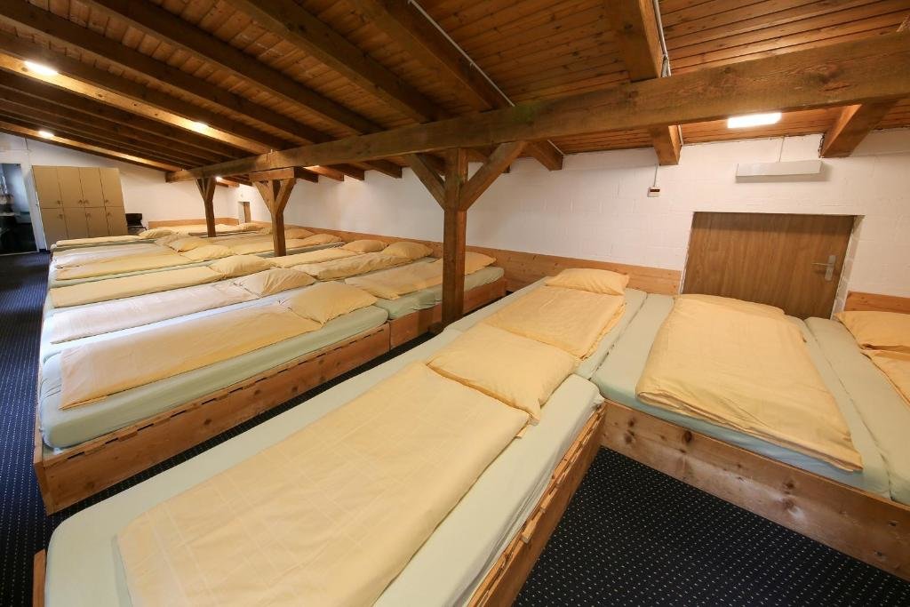 Кровать в общем номере Hotel Grüsch
