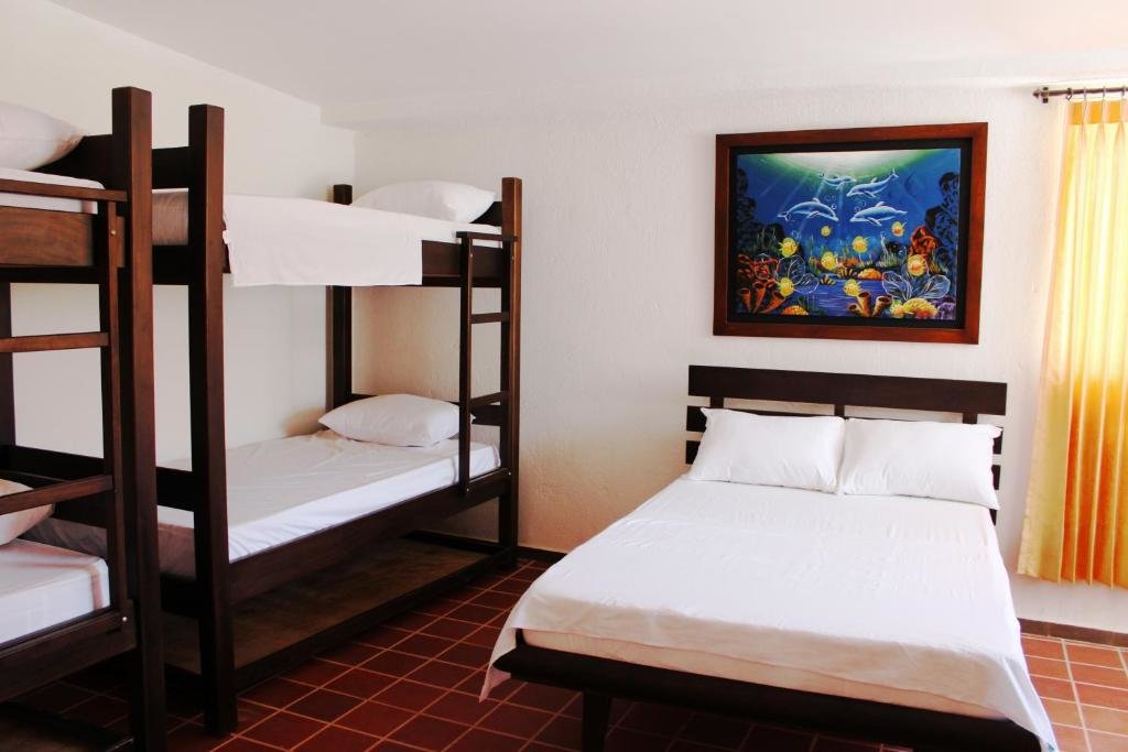 Кровать в общем номере с 4 комнатами Hotel San Marcos Taganga