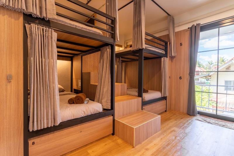 Кровать в общем номере с балконом @Aonang Guesthouse