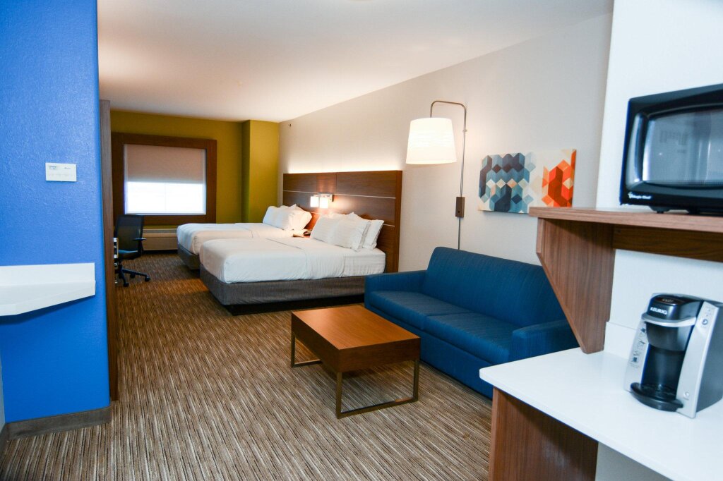Четырёхместный люкс Holiday Inn Express & Suites New Boston, an IHG Hotel