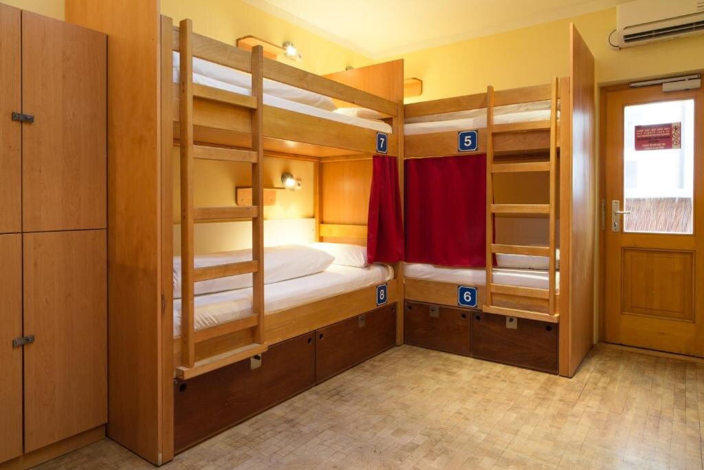 Кровать в общем номере Euro Youth Hotel Munich