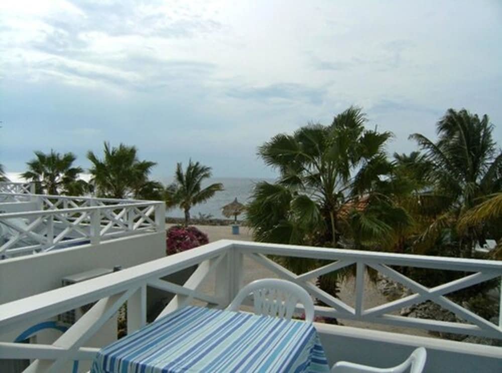 1 Bedroom Apartment with view Oceanfront Townhome in Marazul Dive Resort