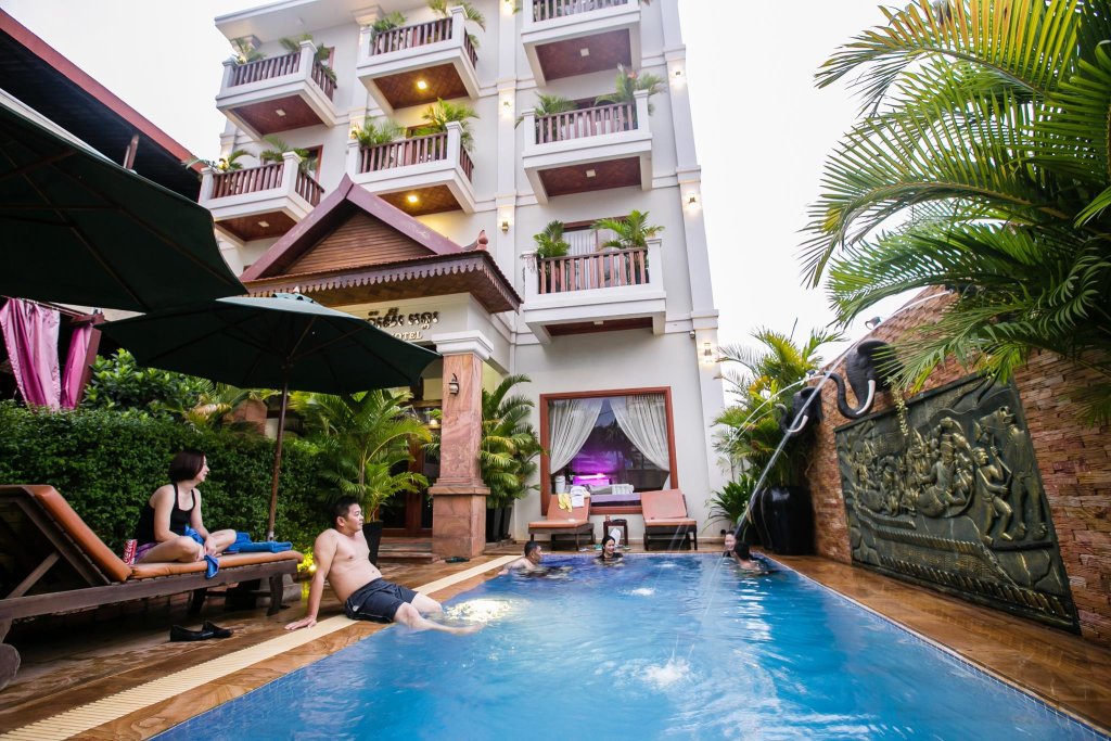 Кровать в общем номере Kingfisher Angkor Hotel