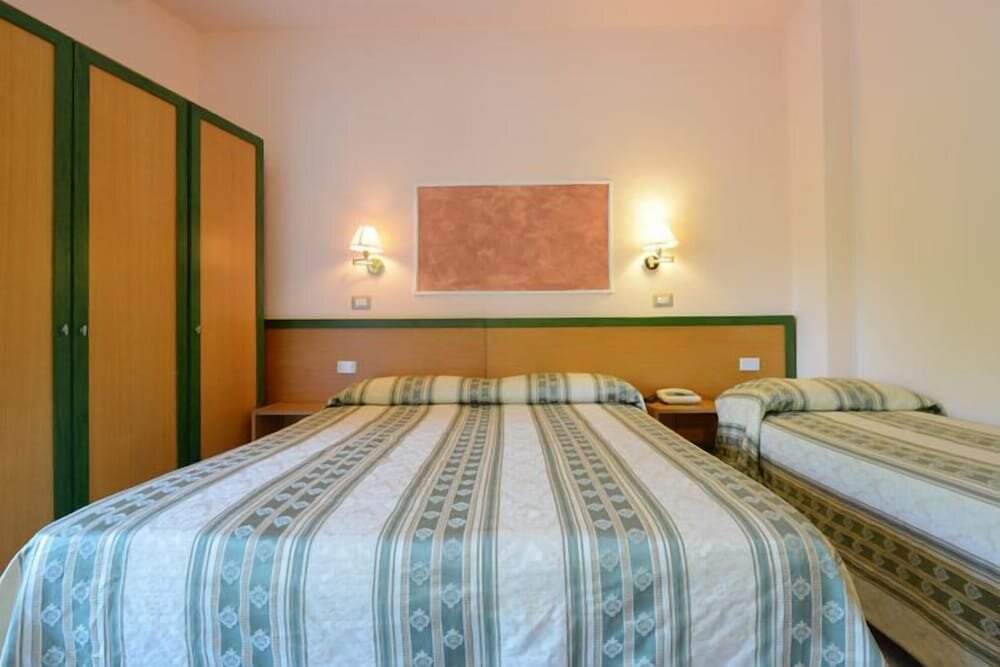 Standard Triple room with balcony Hotel La Pergola