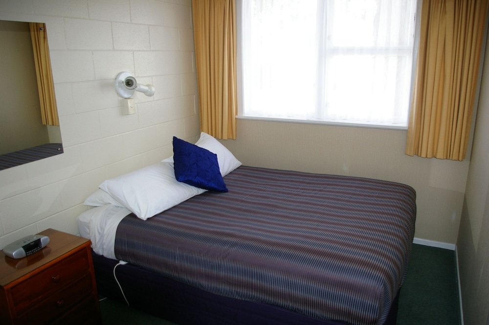 1 Bedroom Family Basement Suite with balcony Totara Lodge Motel