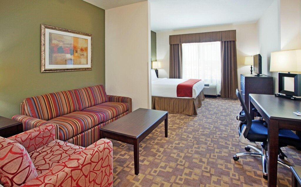 Suite Holiday Inn Express Topeka North, an IHG Hotel