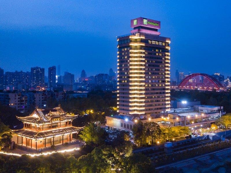 Номер Superior Holiday Inn Riverside Wuhan, an IHG Hotel