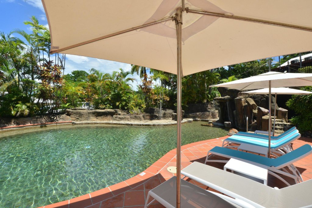 Кровать в общем номере Club Tropical Resort with Onsite Reception & Check In