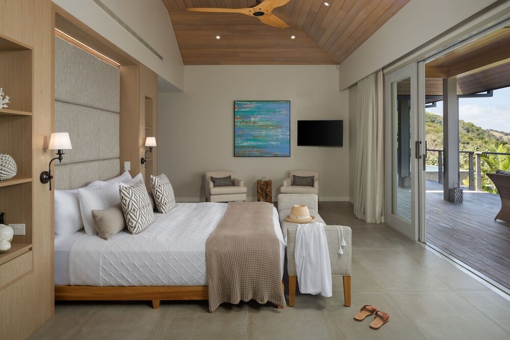 Кровать в общем номере с 6 комнатами с красивым видом из окна Kokomo Private Island Fiji