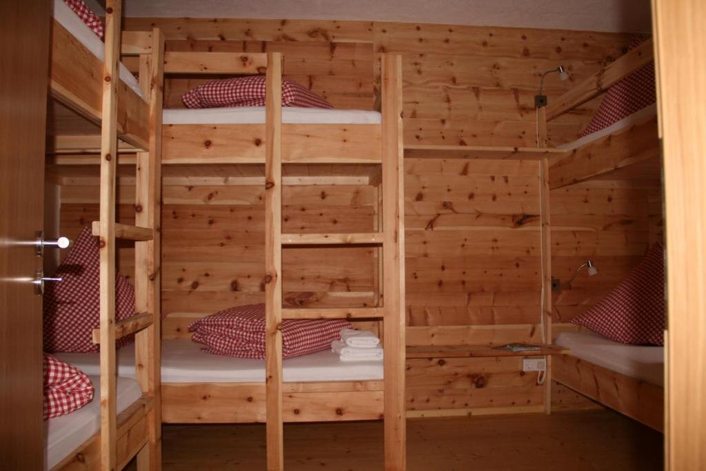 Кровать в общем номере Gasthof Fallmühle