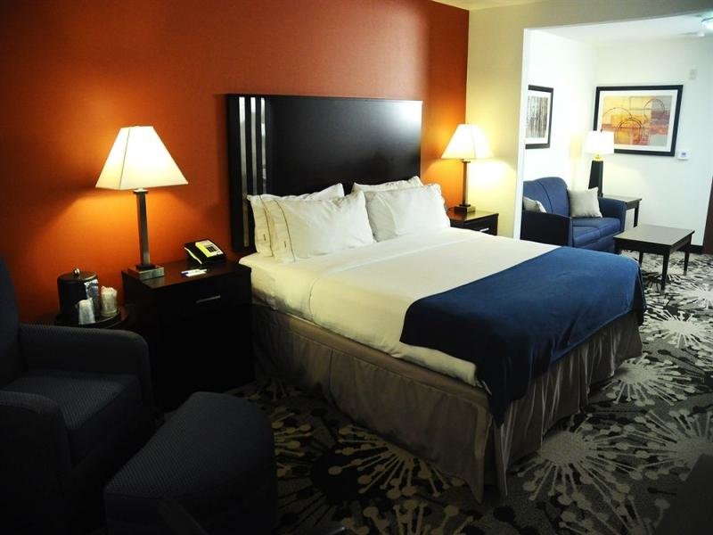 Люкс Holiday Inn Express & Suites Greenfield, an IHG Hotel