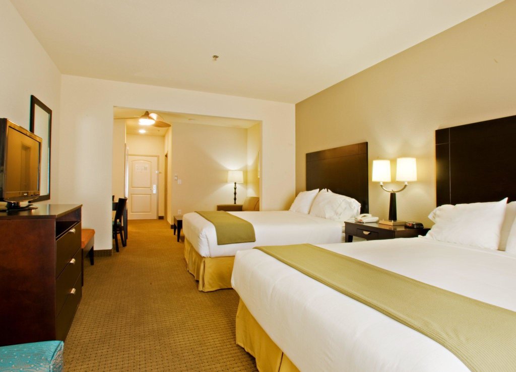 Четырёхместный номер Standard Holiday Inn Express Hotel & Suites Shamrock North, an IHG Hotel