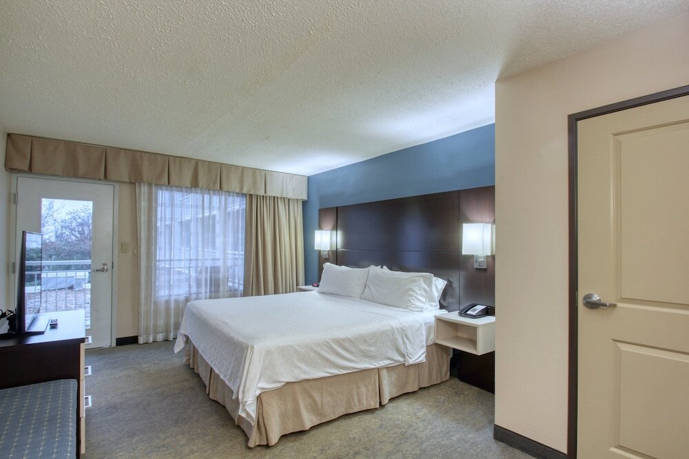 Люкс c 1 комнатой с балконом Holiday Inn & Suites Atlanta Airport North, an IHG Hotel