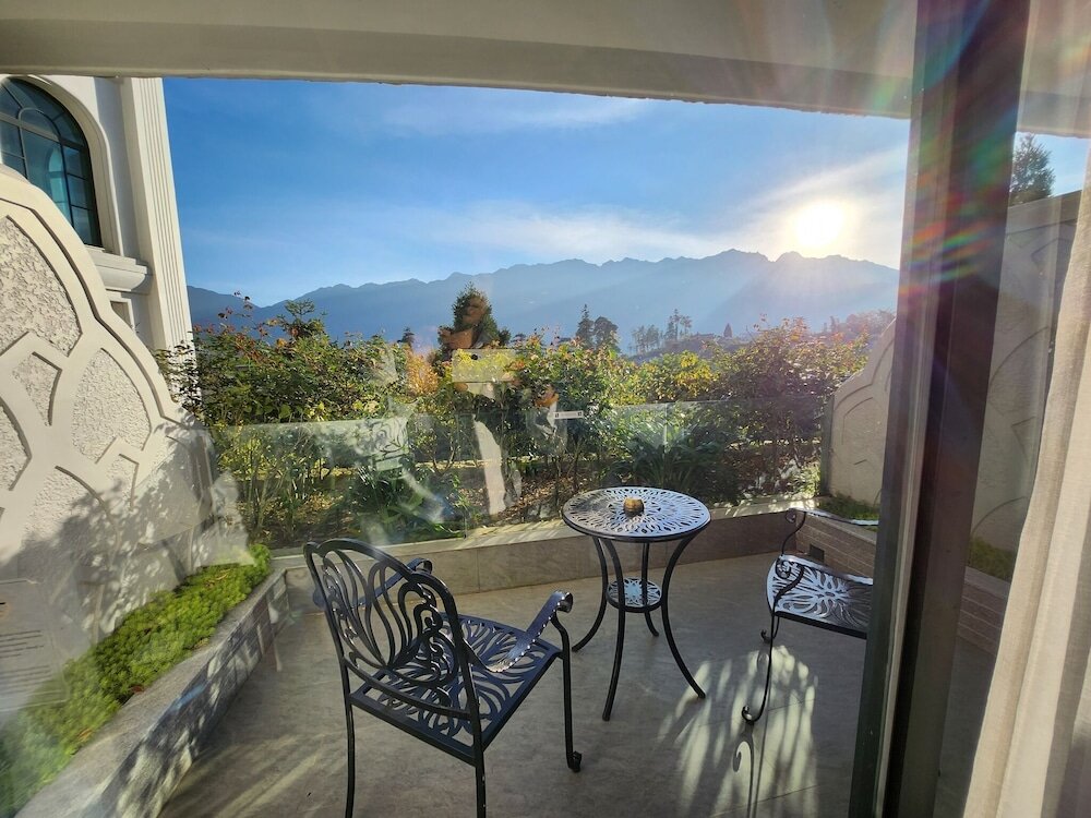 Номер Classic с балконом и с видом на горы Silk Path Grand Sapa Resort & Spa