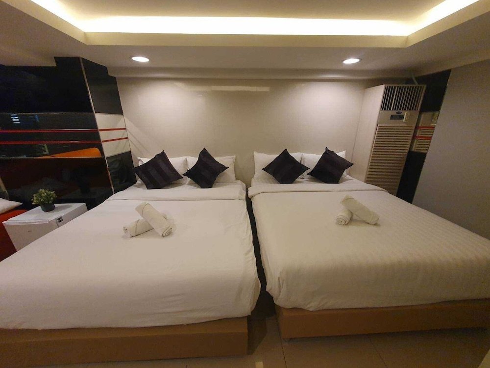 Четырёхместный номер Standard De Lux Bangkok Hotel