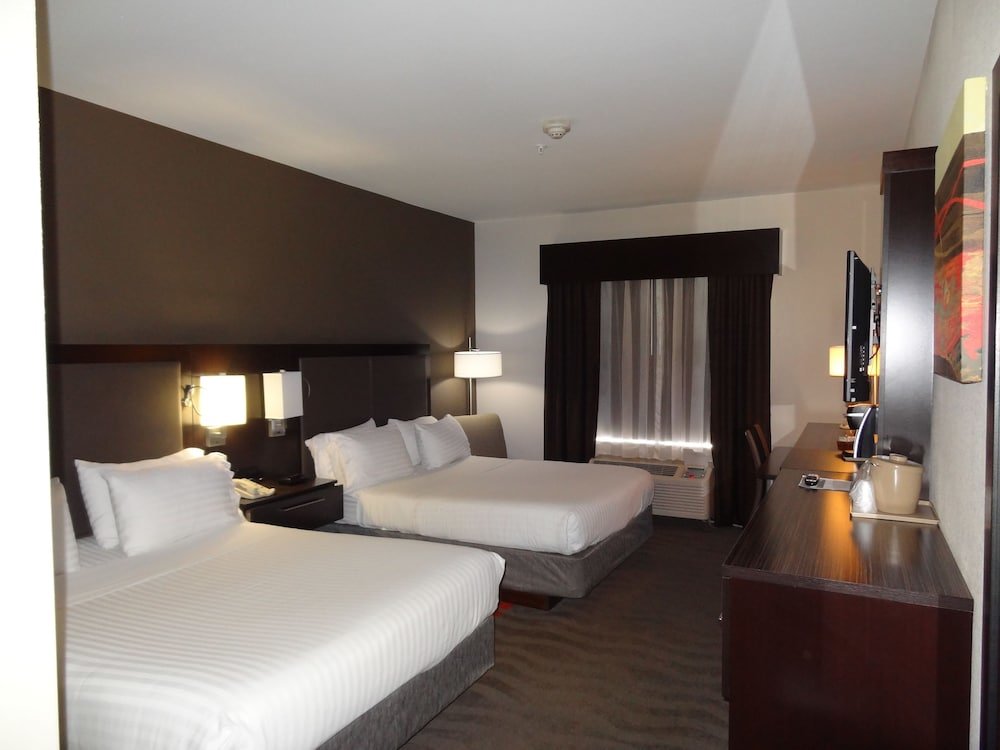 Четырёхместный номер Standard Holiday Inn Express Hotel & Suites Columbus Southeast Groveport, an IHG Hotel