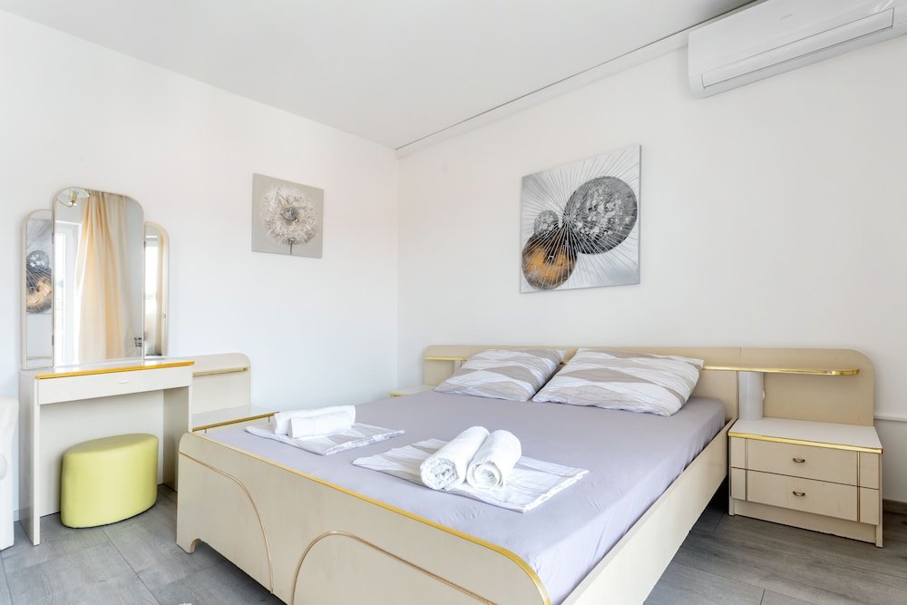 Апартаменты Comfort с 2 комнатами с балконом и с видом на море Villa M&M - Hvar