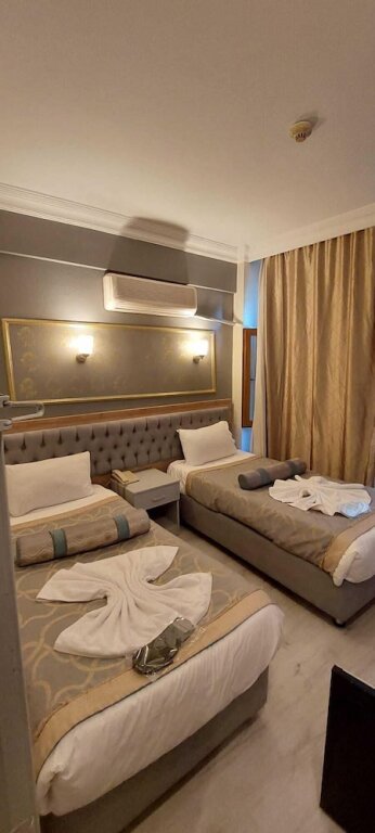 Кровать в общем номере PARIS HOTEL CAFE RESTAURANT