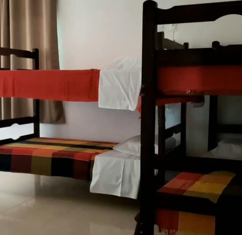 Кровать в общем номере Lá na Praia Pousada e Hostel