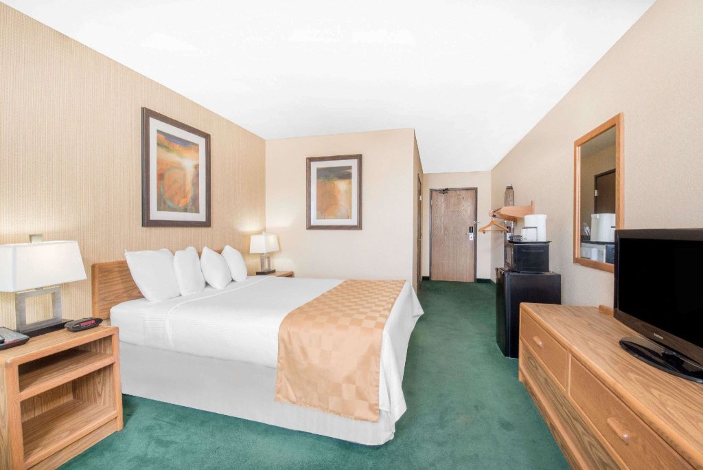 Четырёхместный люкс Days Inn & Suites by Wyndham Fargo 19th Ave/Airport Dome