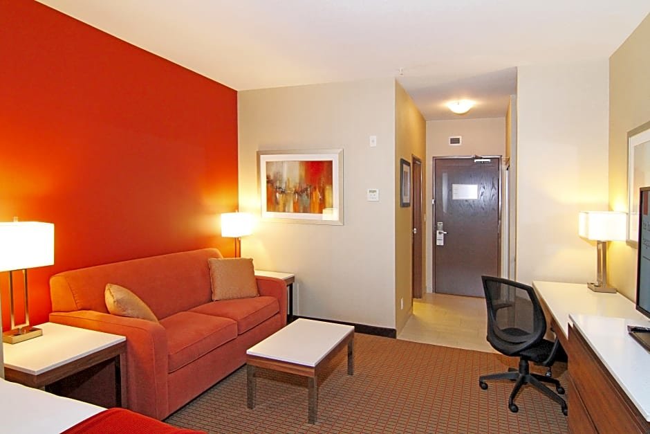 Четырёхместный люкс Holiday Inn Express and Suites Calgary University, an IHG Hotel