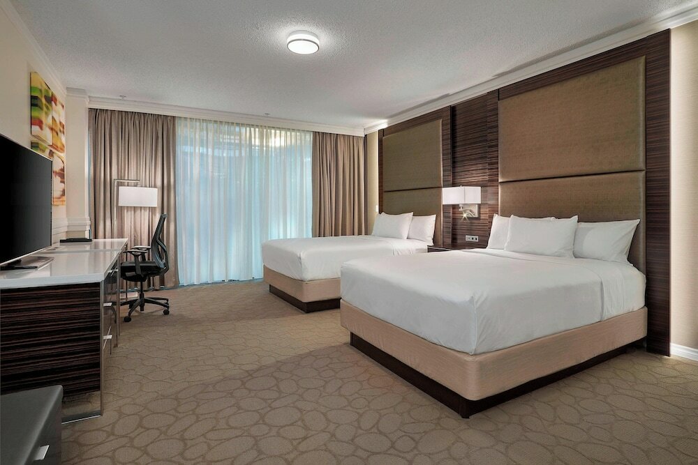 Четырёхместный номер Standard Delta Hotels by Marriott Edmonton Centre Suites
