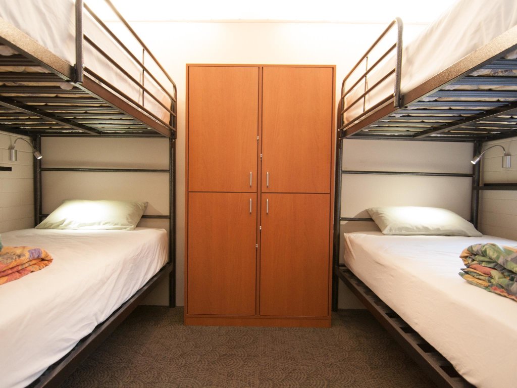 Кровать в общем номере Kangaroo Inn