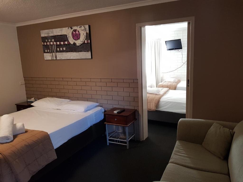 Comfort Quadruple room Centrepoint Motor Inn