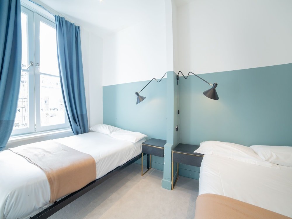 Standard Quadruple room OYO Amsterdam Hotel