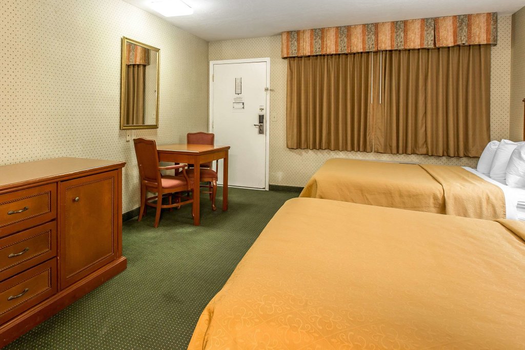 Standard Quadruple room Quality Inn Near China Lake Naval Station