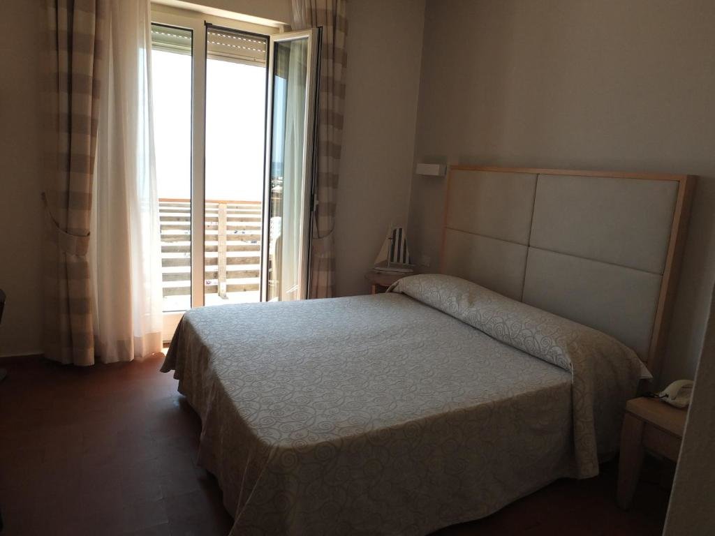 Standard Triple room with balcony and with sea view Hotel Miramare