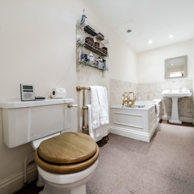 Apartment 2 Bed 2 Bath Garden Flat in Victoria Pimlico