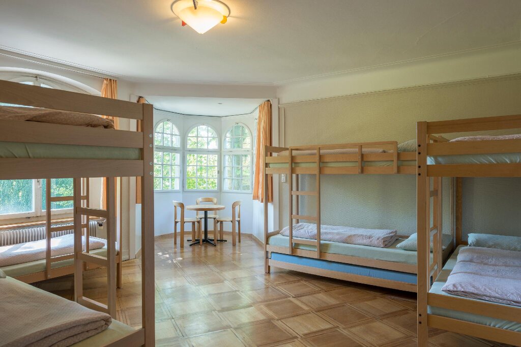 Кровать в общем номере Schaffhausen Youth Hostel