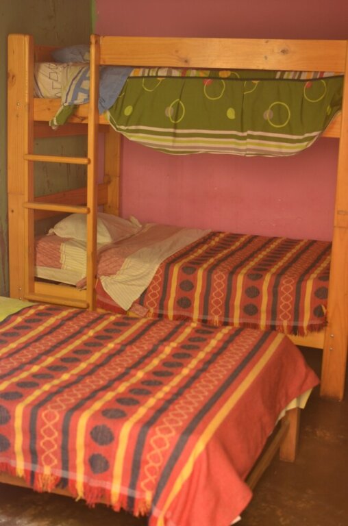 Кровать в общем номере Mama Chelita