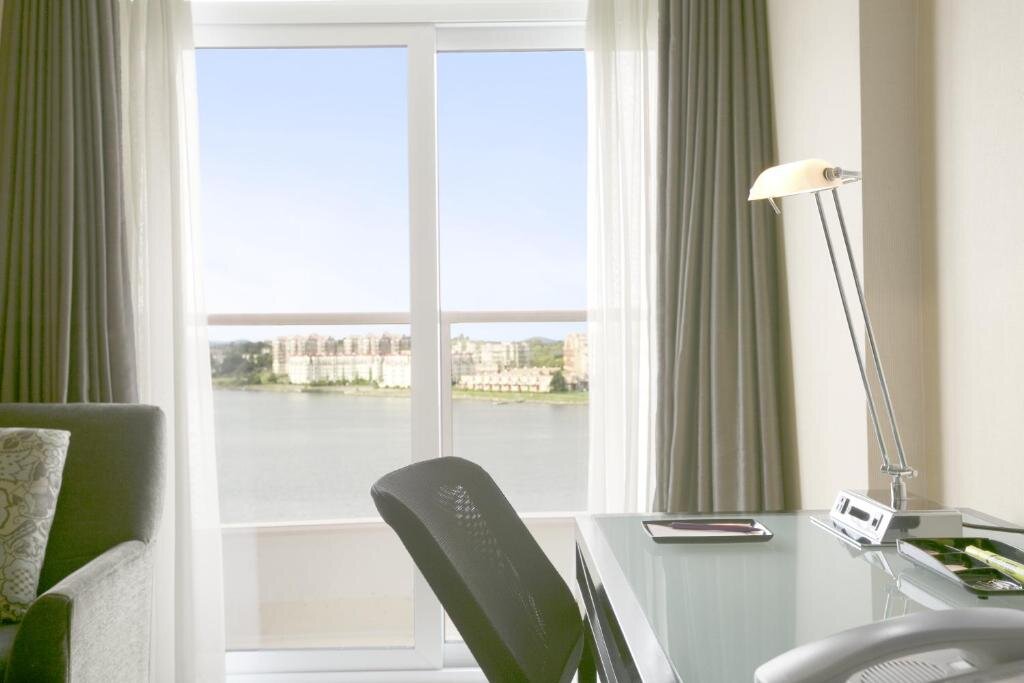 Четырёхместный номер Standard с видом на океан Coast Victoria Hotel & Marina by APA