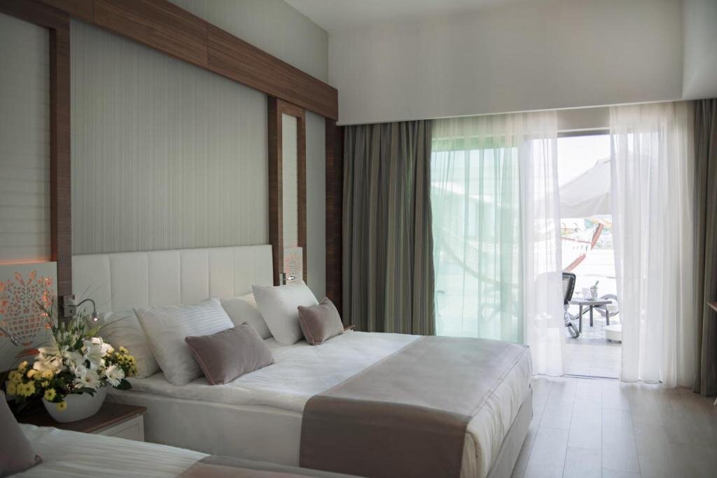 Трёхместный номер Standard с частичным видом на море Port Nature Luxury Resort