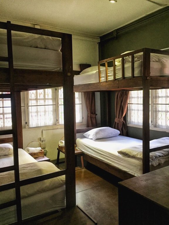 Кровать в общем номере Baan Rare Guesthouse