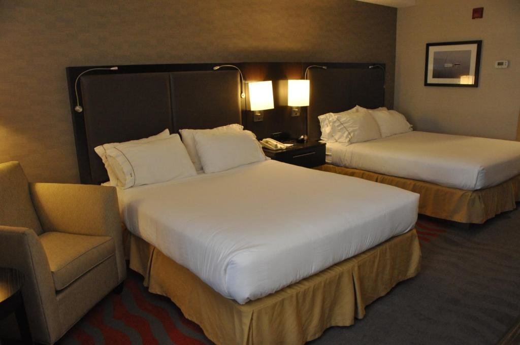 Двухместный номер Standard Holiday Inn Express Hotel & Suites Barrie, an IHG Hotel