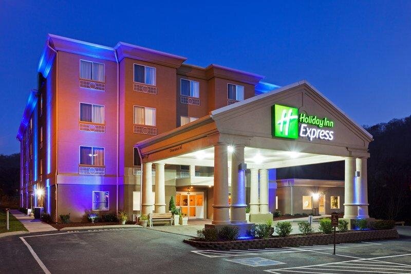 Кровать в общем номере Holiday Inn Express and Suites Pikeville, an IHG Hotel