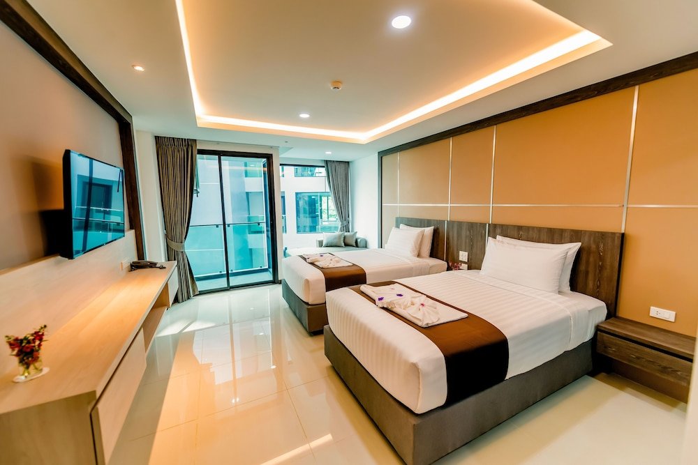 Номер Deluxe с балконом и с видом на бассейн The Proud Hotel Pattaya - SHA Certified