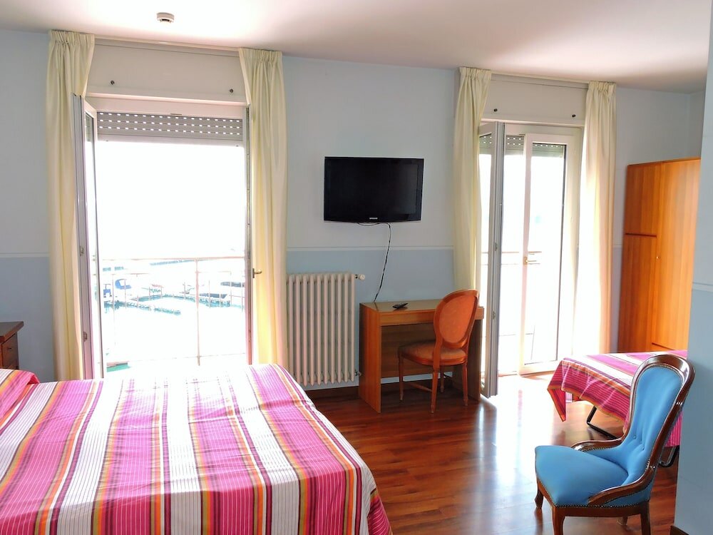 Standard Quadruple room with lake view Hotel Capri