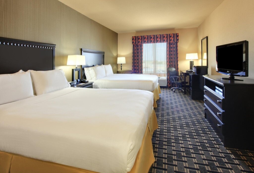 Двухместный номер Standard Holiday Inn Express Hotel & Suites Ennis, an IHG Hotel
