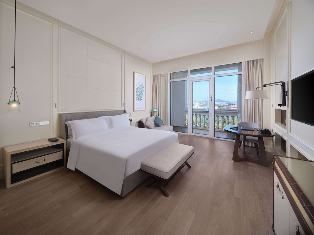 Deluxe Double room with ocean view Hilton Dalian Golden Pebble Beach Resort