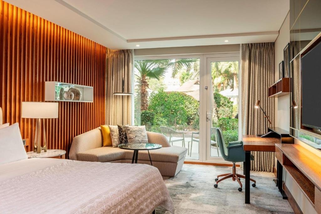 Двухместный номер Superior с видом на бассейн Le Meridien Dubai Hotel, Royal Club & Conference Centre
