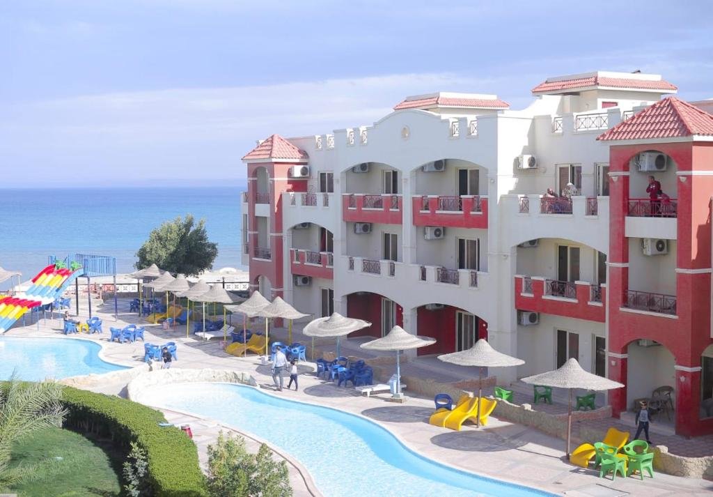 Трёхместный номер Standard с видом на бассейн La Sirena Hotel & Resort - Families only