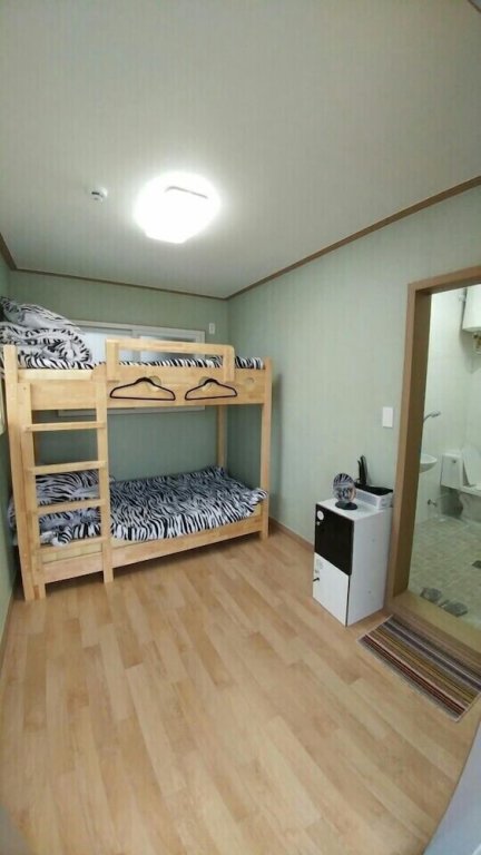 Кровать в общем номере (женский номер) Ninano Guesthouse