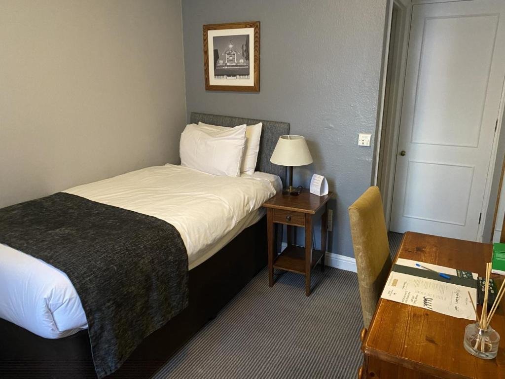 Standard room Cromwell Lodge Hotel